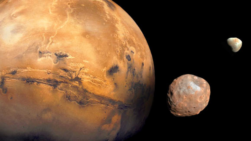media-collision-martian-moons-phobos-deimos-05939